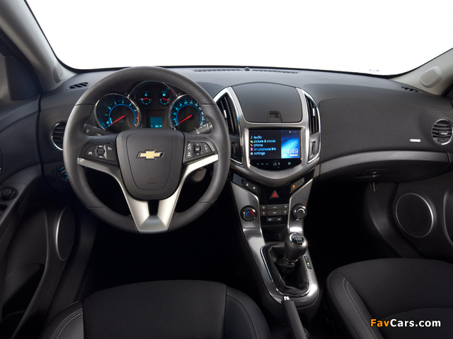 Chevrolet Cruze Hatchback (J300) 2012 images (640 x 480)