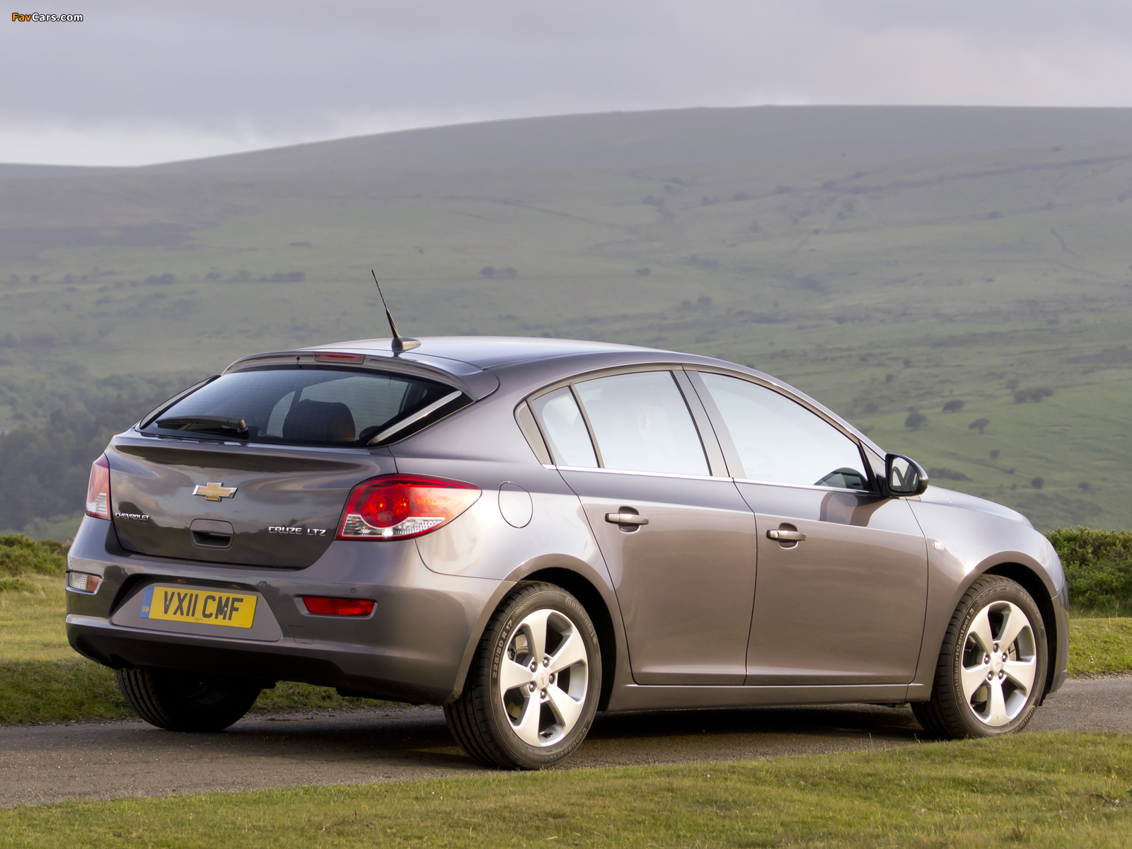 Images of Chevrolet Cruze Hatchback UK-spec (J300) 2011–12 (1600 x 1200)