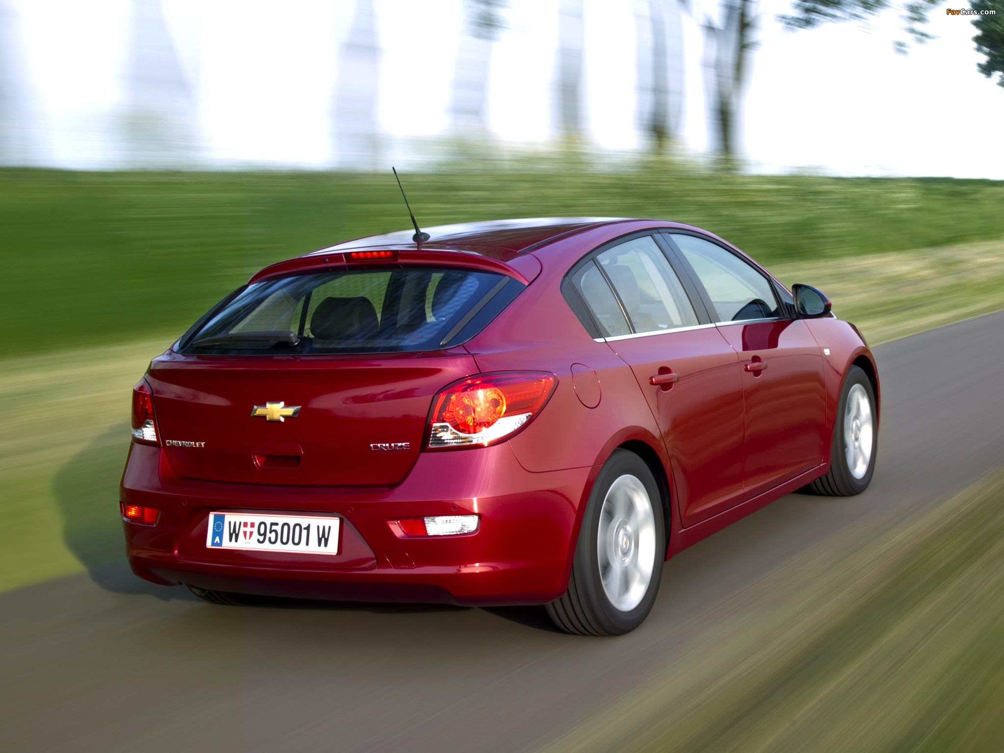 Images of Chevrolet Cruze Hatchback (J300) 2011–12 (2048 x 1536)