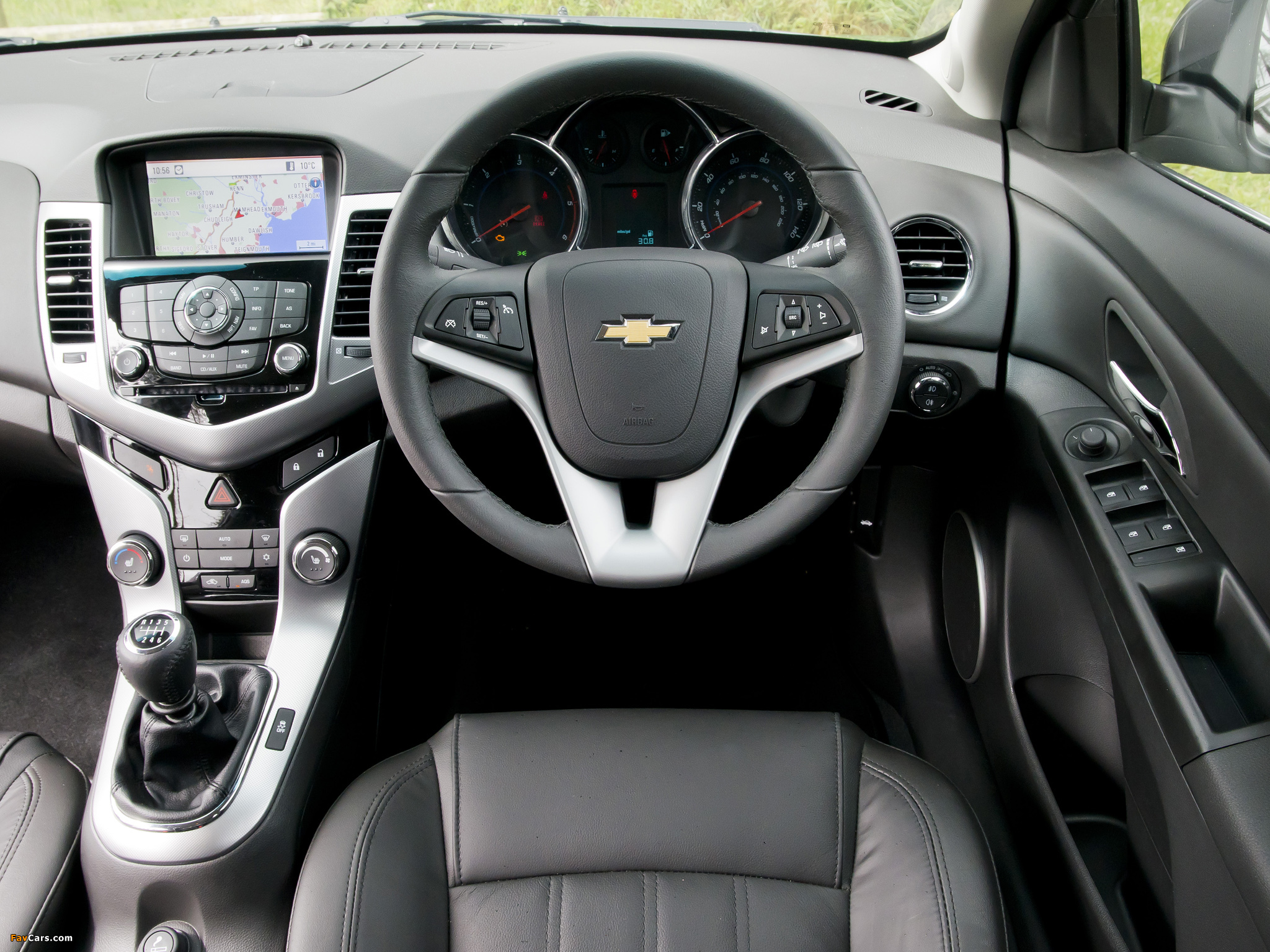 Images of Chevrolet Cruze Hatchback UK-spec (J300) 2011–12 (2048 x 1536)