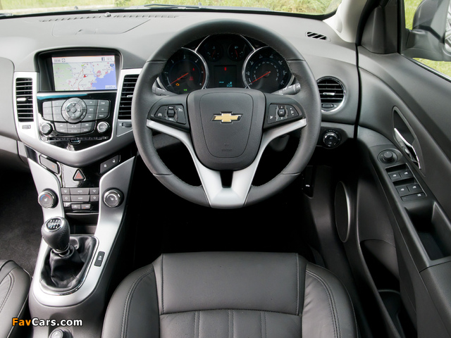 Images of Chevrolet Cruze Hatchback UK-spec (J300) 2011–12 (640 x 480)