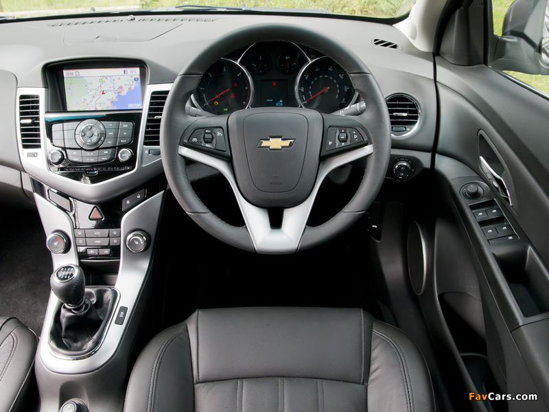 Images of Chevrolet Cruze Hatchback UK-spec (J300) 2011–12 (800 x 600)