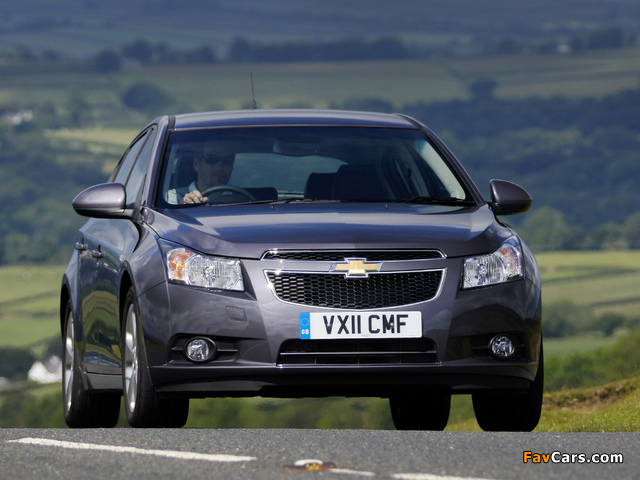 Images of Chevrolet Cruze Hatchback UK-spec (J300) 2011–12 (640 x 480)