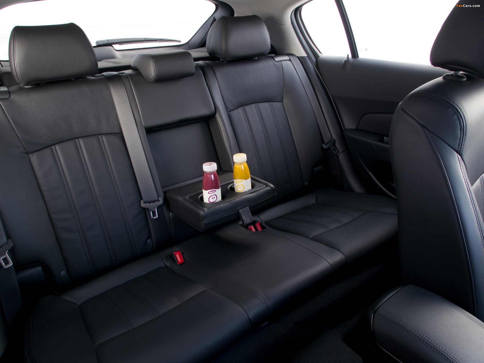 Images of Chevrolet Cruze Hatchback (J300) 2011–12 (2048 x 1536)