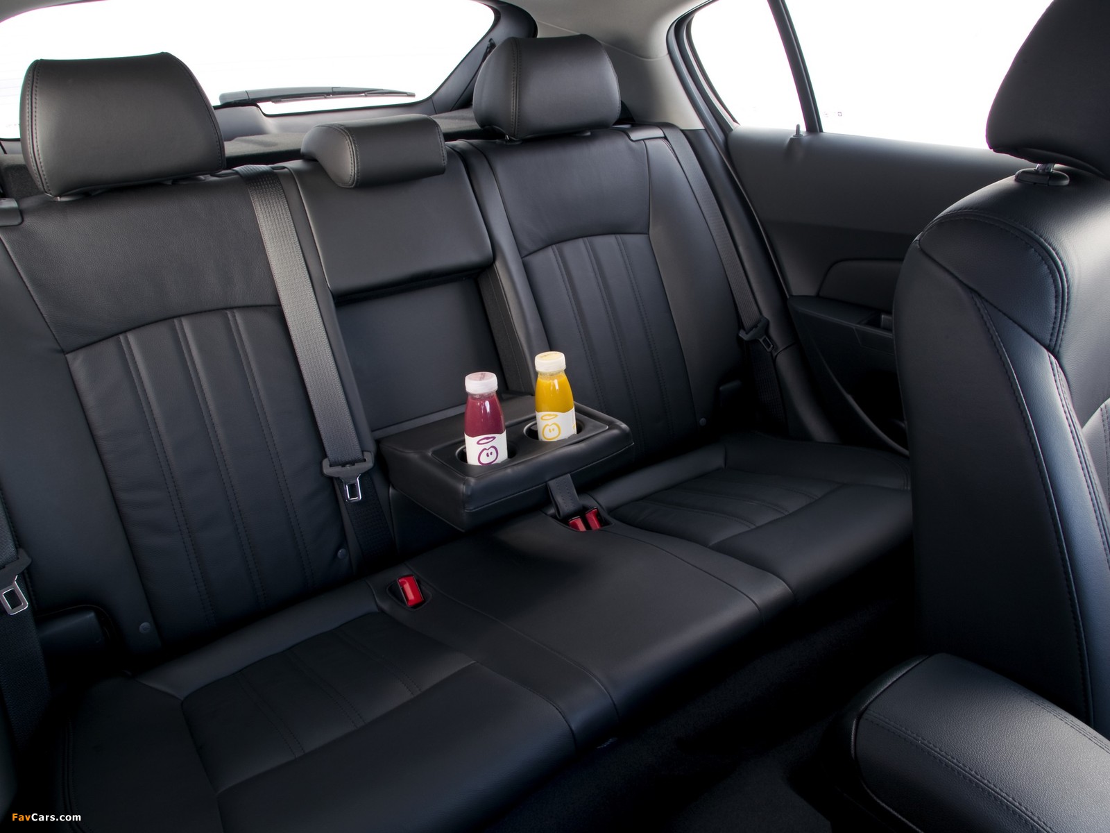Images of Chevrolet Cruze Hatchback (J300) 2011–12 (1600 x 1200)