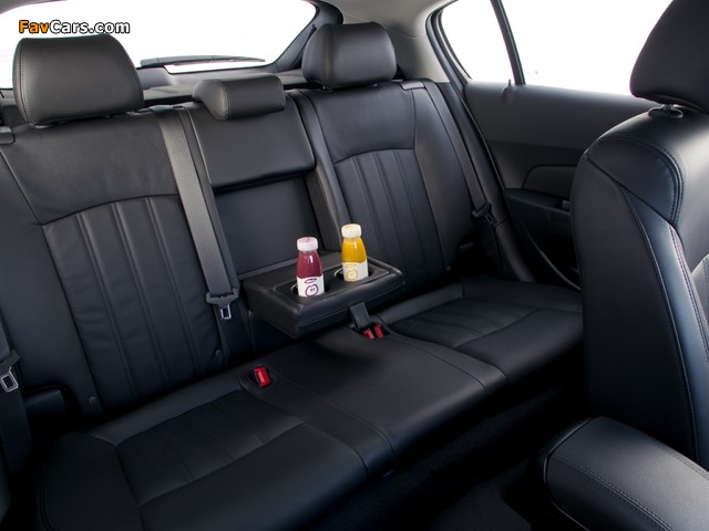 Images of Chevrolet Cruze Hatchback (J300) 2011–12 (640 x 480)