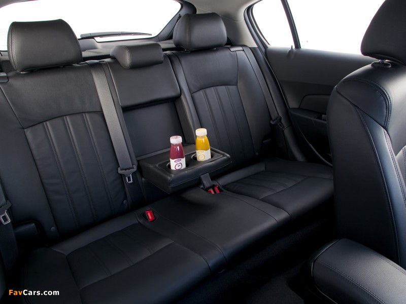 Images of Chevrolet Cruze Hatchback (J300) 2011–12 (800 x 600)