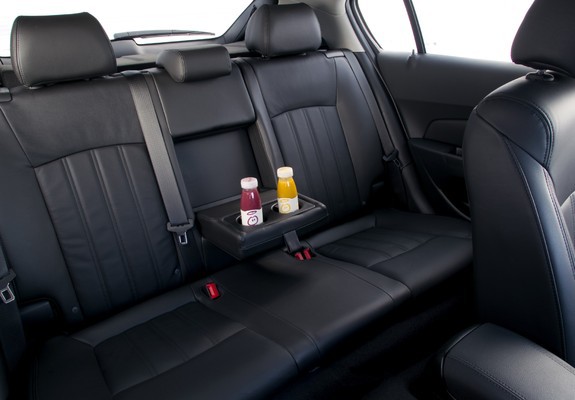 Images of Chevrolet Cruze Hatchback (J300) 2011–12