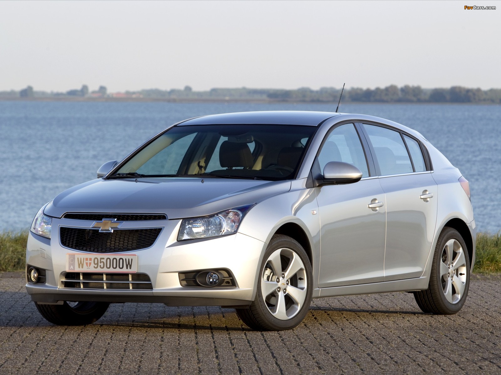 Photos of Chevrolet Cruze Hatchback (J300) 2011–12 (1600 x 1200)