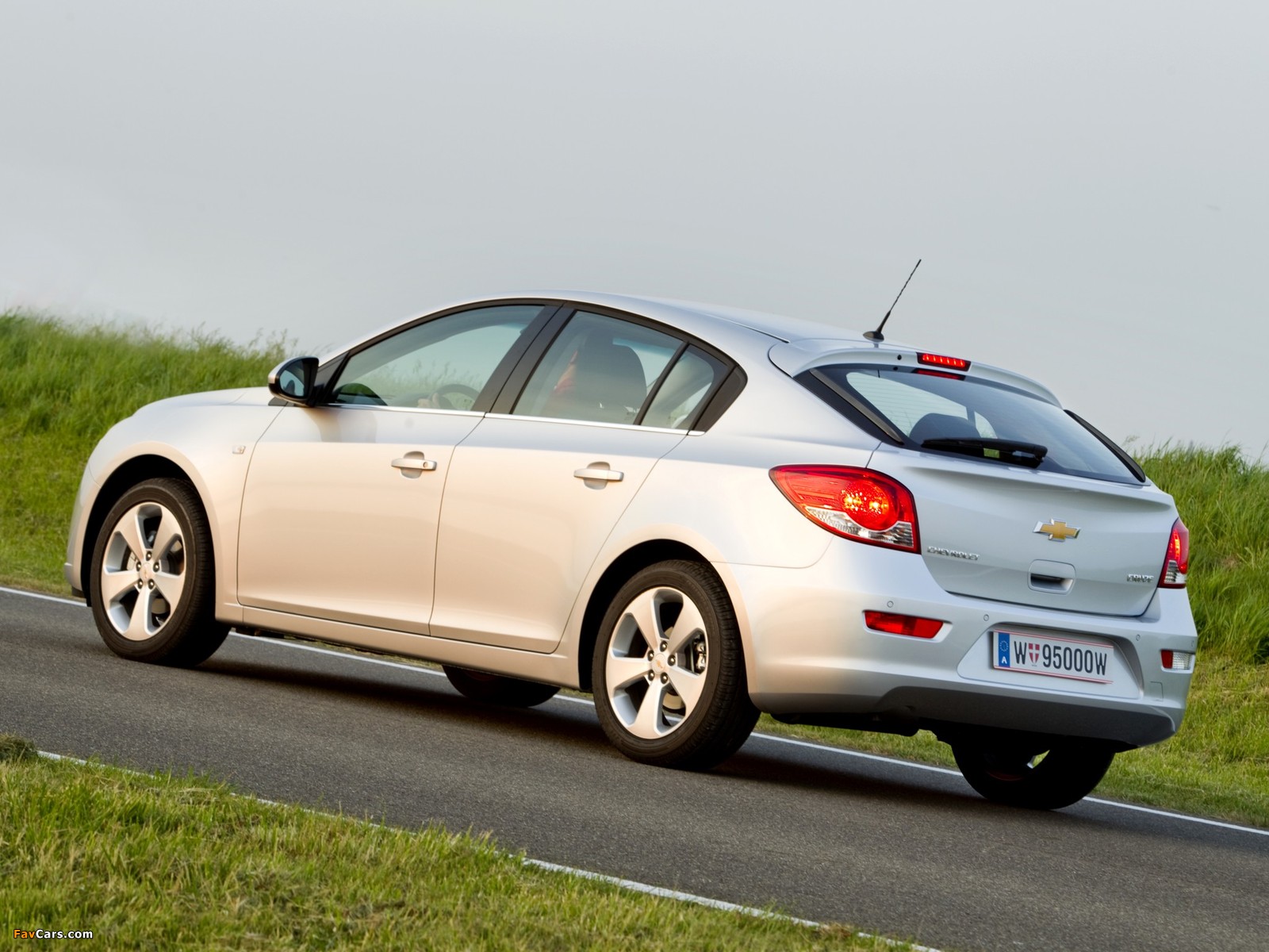 Photos of Chevrolet Cruze Hatchback (J300) 2011–12 (1600 x 1200)