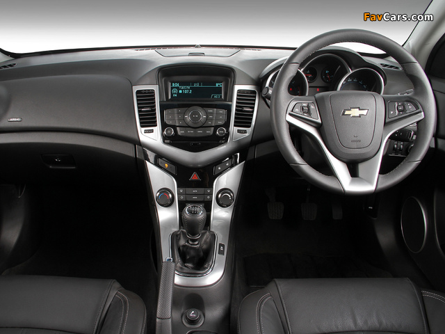 Photos of Chevrolet Cruze Hatchback ZA-spec (J300) 2012 (640 x 480)