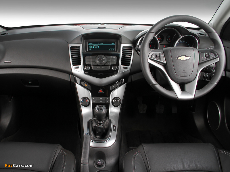 Photos of Chevrolet Cruze Hatchback ZA-spec (J300) 2012 (800 x 600)