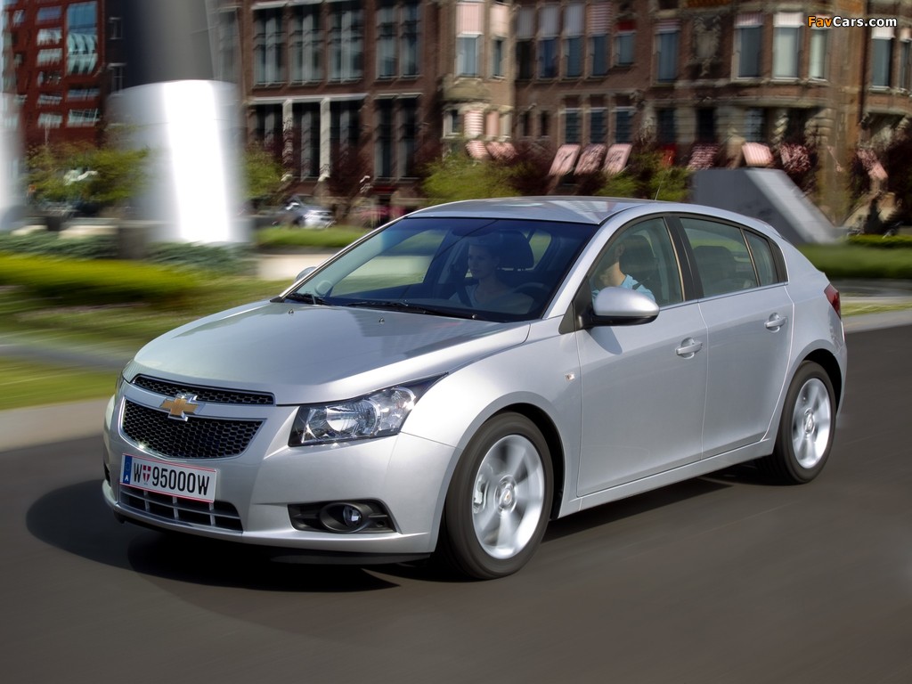 Pictures of Chevrolet Cruze Hatchback (J300) 2011–12 (1024 x 768)