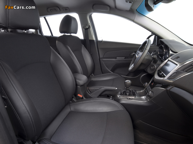Pictures of Chevrolet Cruze Station Wagon (J300) 2012 (640 x 480)