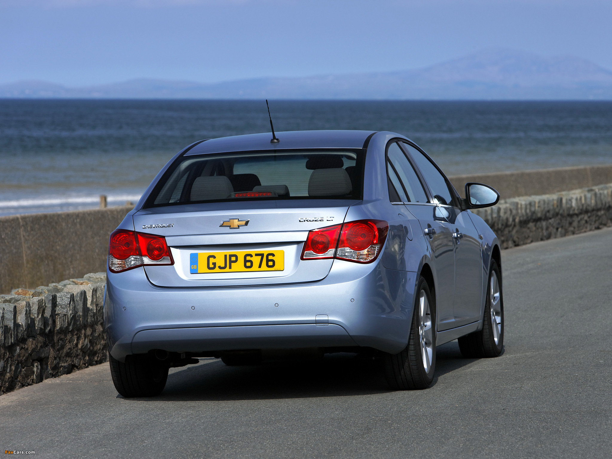 Chevrolet Cruze UK-spec (J300) 2009–12 wallpapers (2048 x 1536)