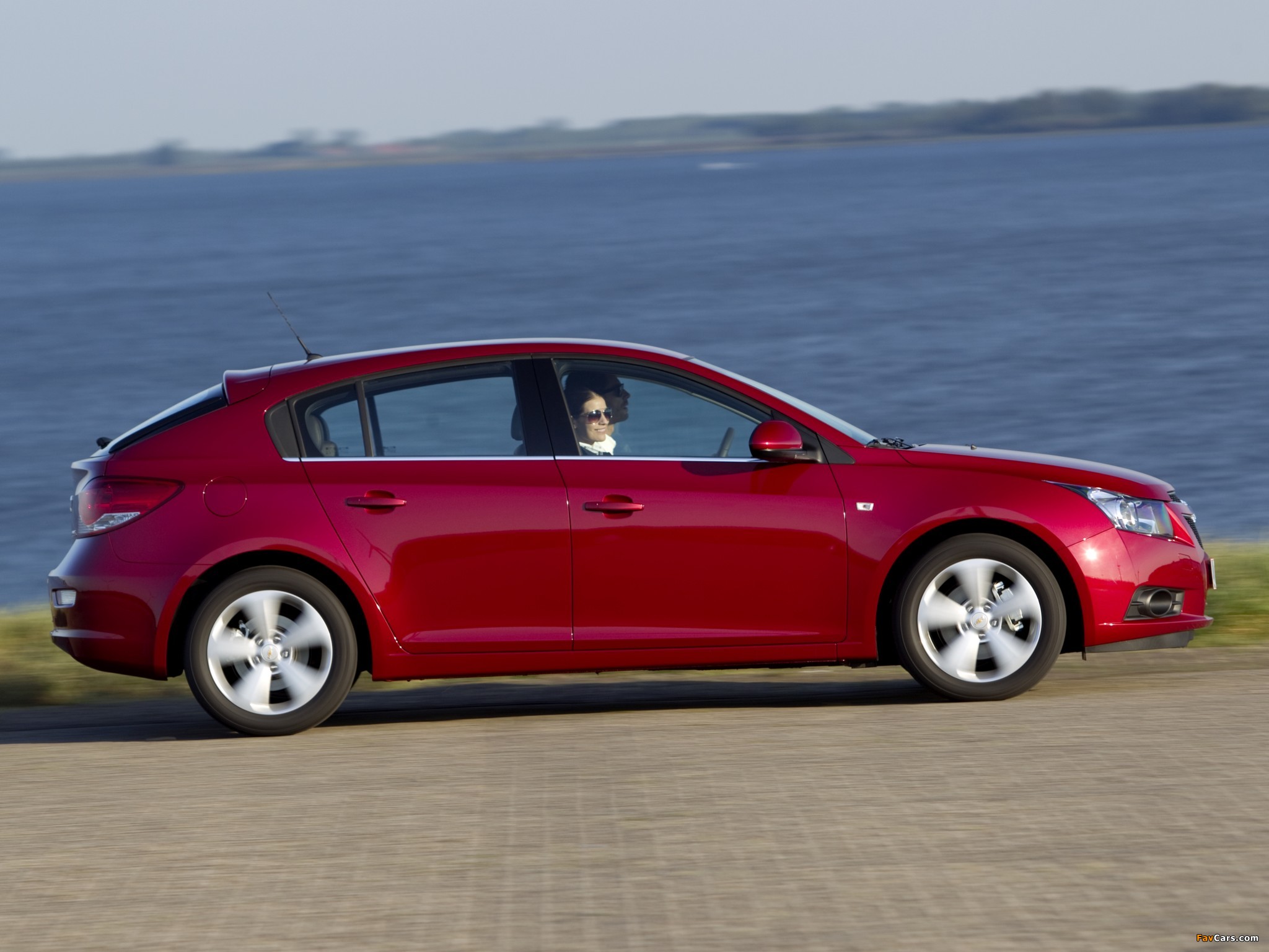 Chevrolet Cruze Hatchback (J300) 2011–12 wallpapers (2048 x 1536)