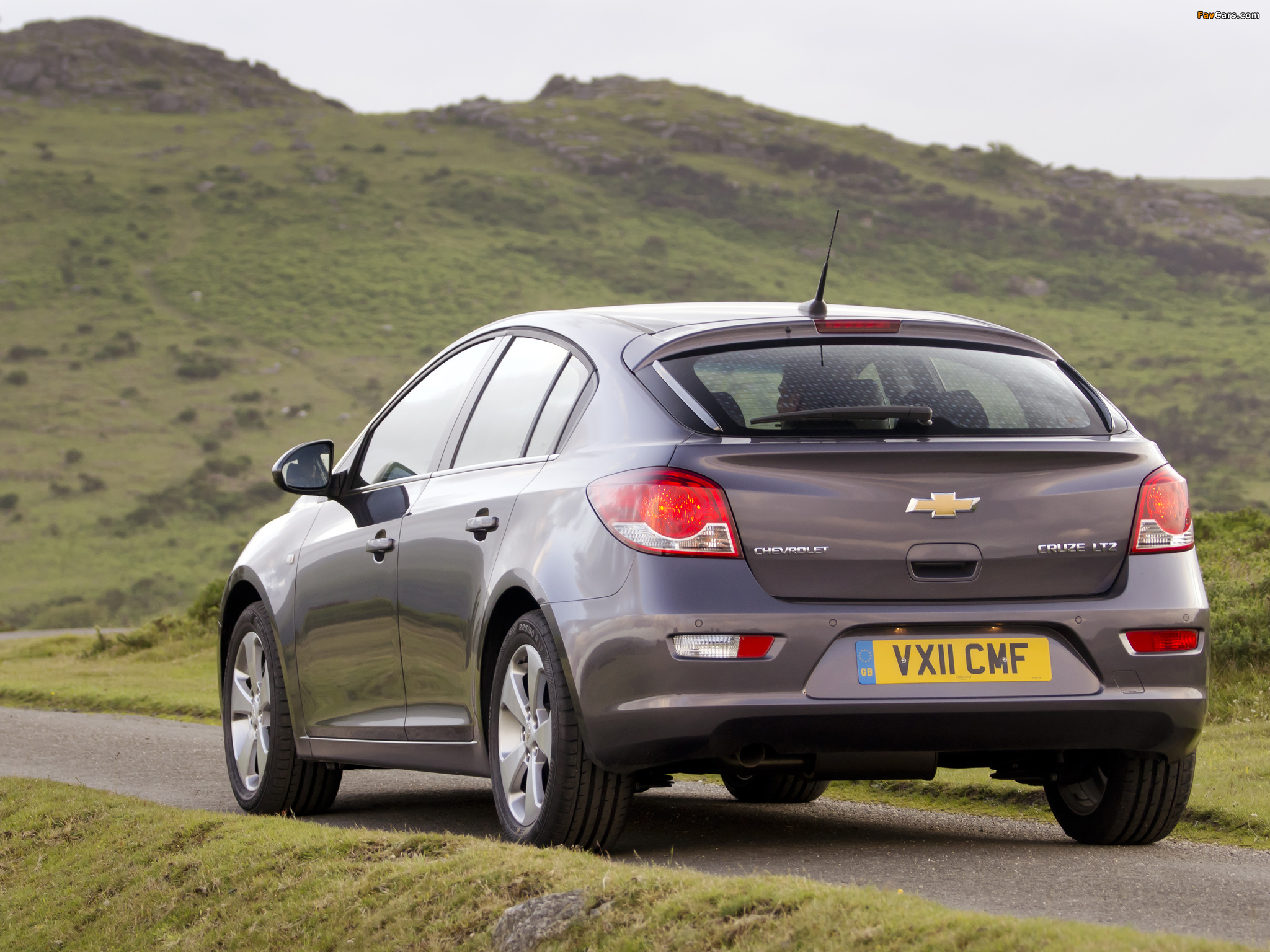 Chevrolet Cruze Hatchback UK-spec (J300) 2011–12 wallpapers (2048 x 1536)