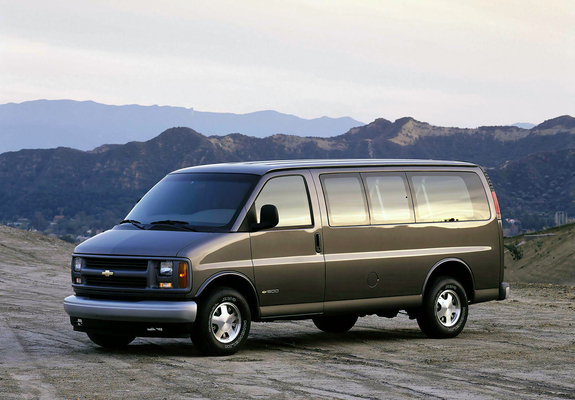 Chevrolet Express 1996–2002 images