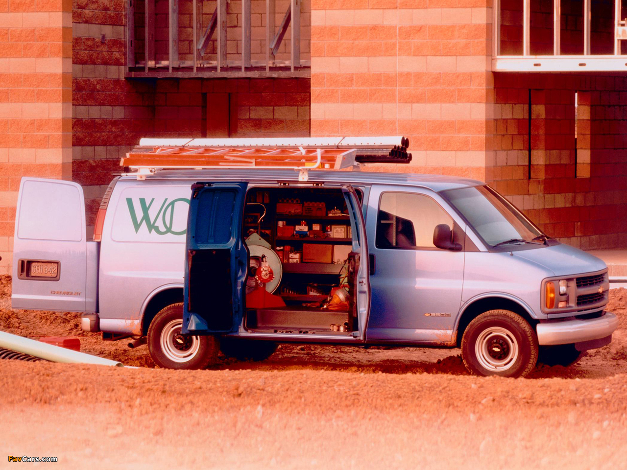 Chevrolet Express Cargo Van 1996–2002 photos (1280 x 960)