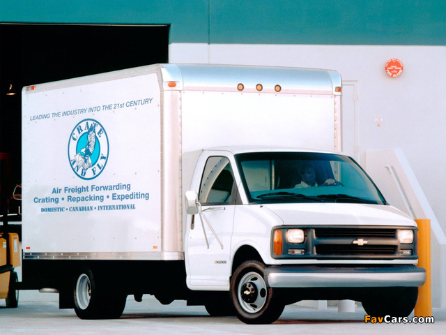 Images of Chevrolet Express Cutaway 1996–2002 (640 x 480)