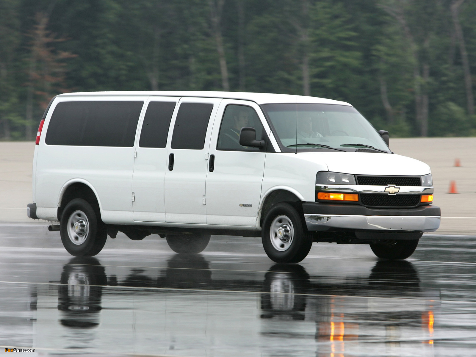 Images of Chevrolet Express 2002 (1600 x 1200)