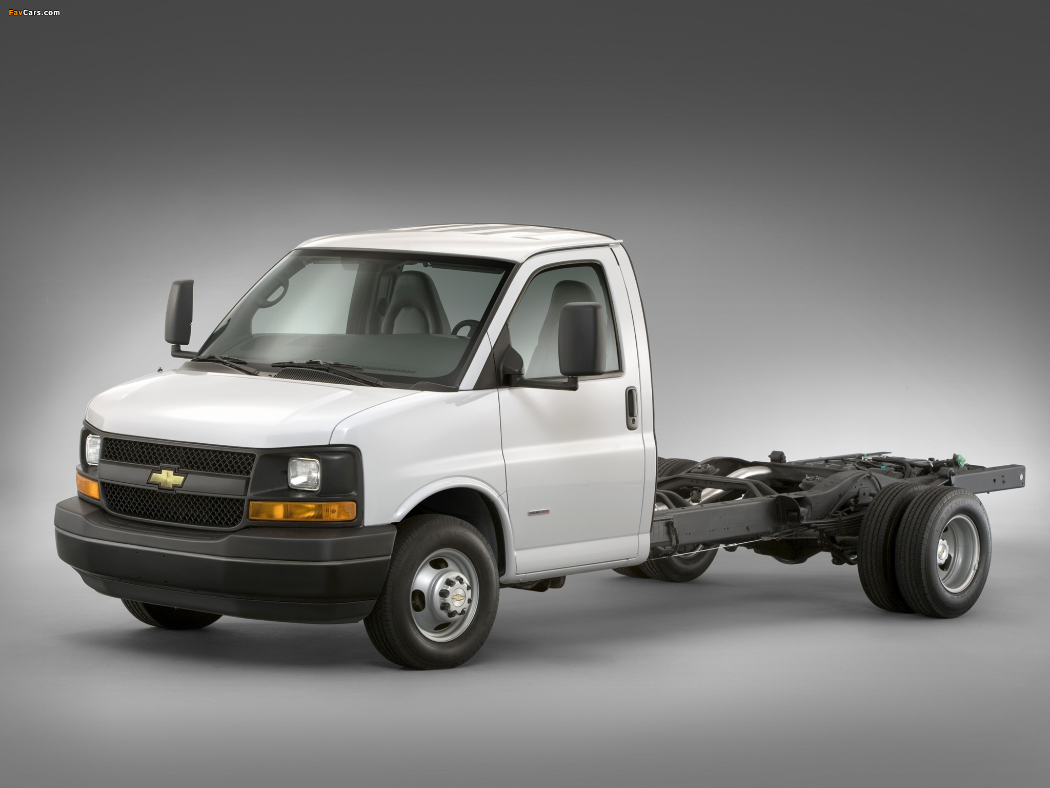 Images of Chevrolet Express 4500 Cutaway 2008 (2048 x 1536)