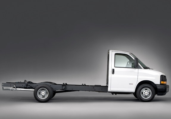 Images of Chevrolet Express 4500 Cutaway 2008