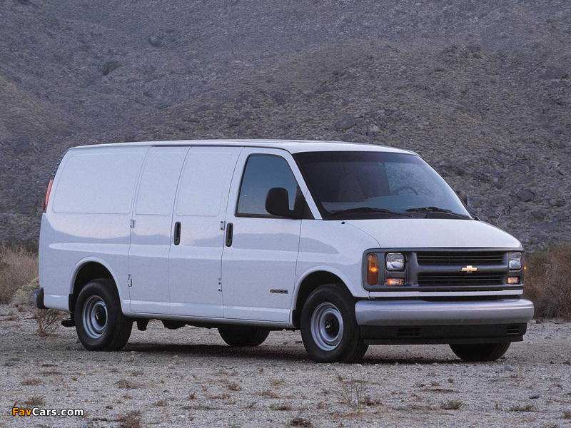 Photos of Chevrolet Express Cargo Van 1996–2002 (800 x 600)