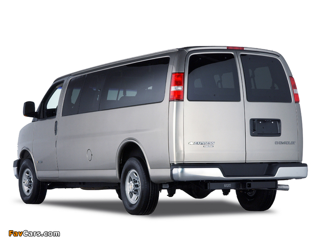 Pictures of Chevrolet Express 2002 (640 x 480)