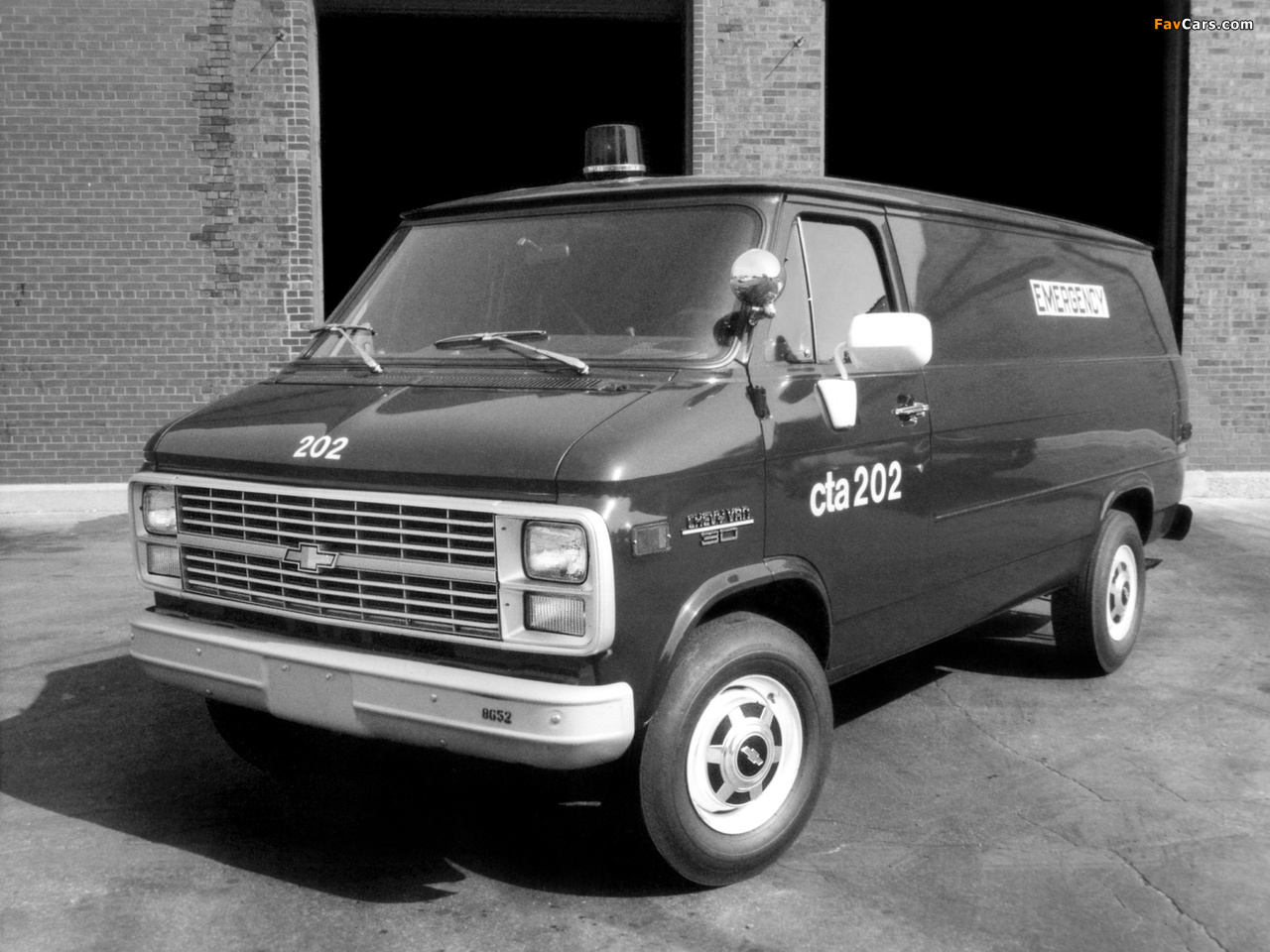 Photos of Chevrolet Chevy Van Ambulance (G30) 1985 (1280 x 960)