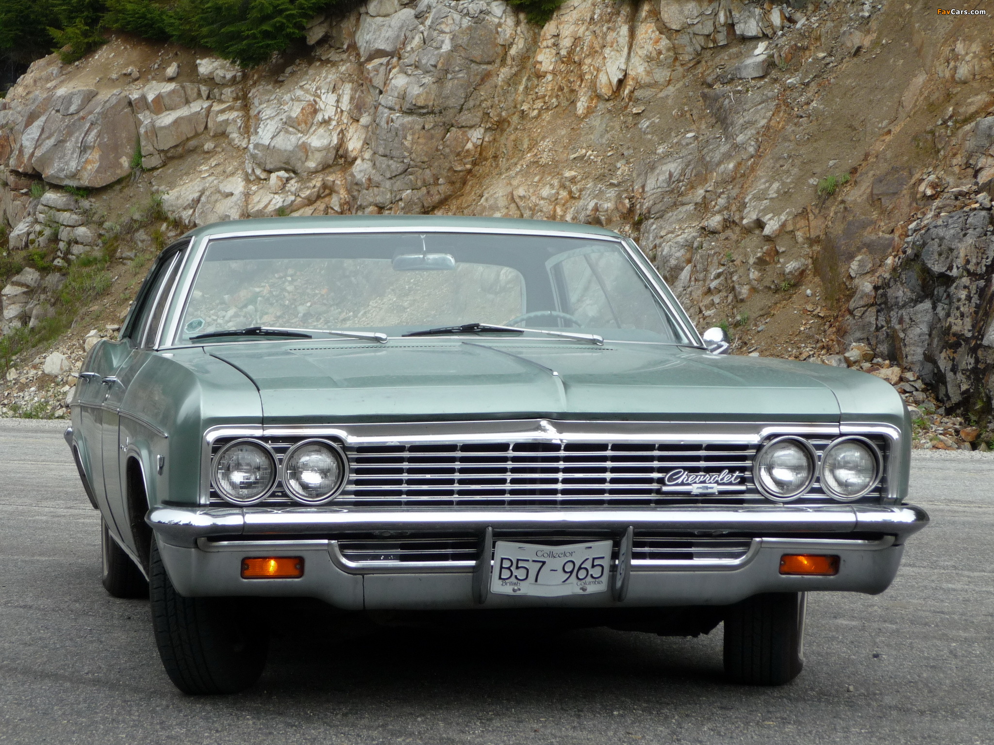 Images of Chevrolet Impala Sport Sedan (16439) 1966 (2048 x 1536)