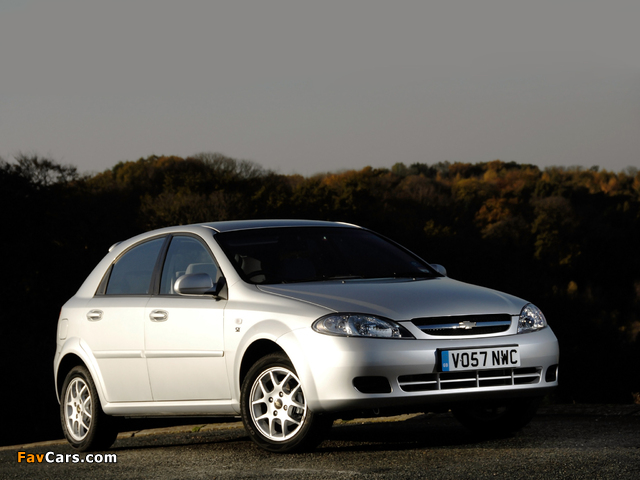 Images of Chevrolet Lacetti Hatchback UK-spec 2004 (640 x 480)