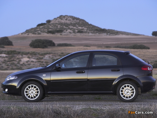 Images of Chevrolet Lacetti Hatchback 2004–12 (640 x 480)