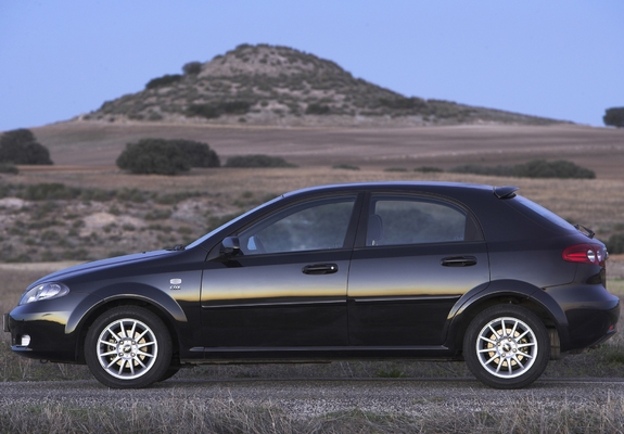 Images of Chevrolet Lacetti Hatchback 2004–12