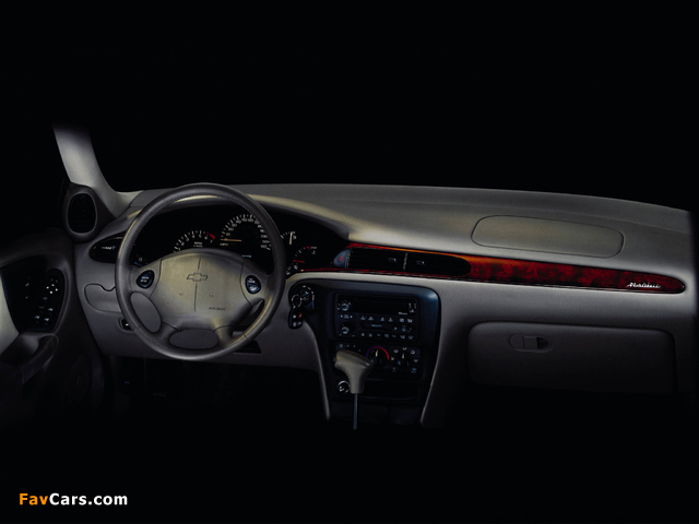 Chevrolet Malibu 2000–04 images (640 x 480)
