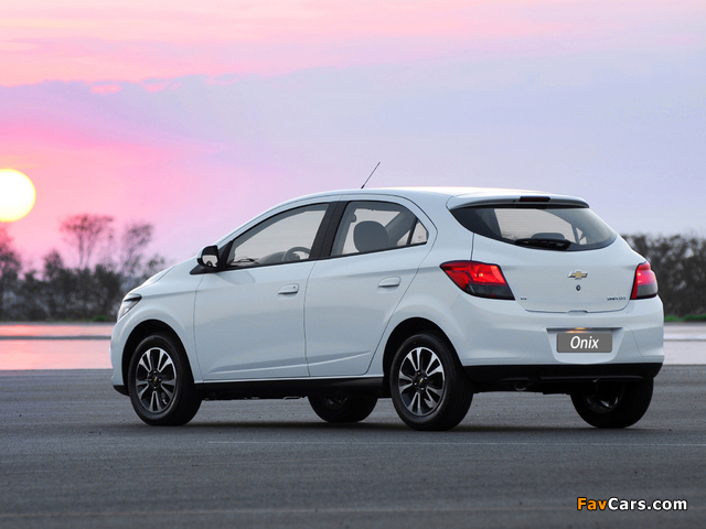 Images of Chevrolet Onix 2012 (640 x 480)