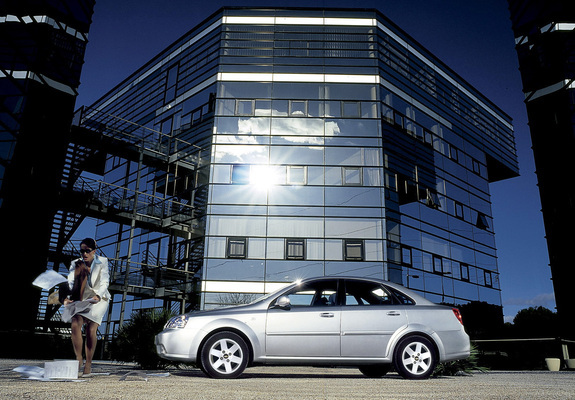 Images of Chevrolet Optra Sedan 2004–09