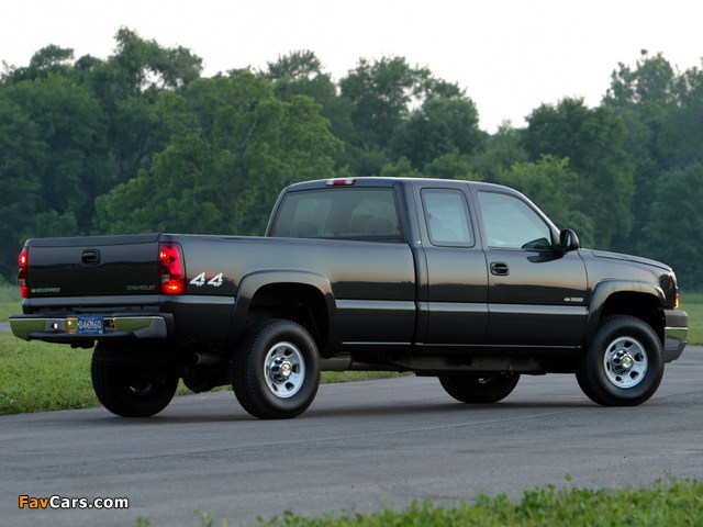 Images of Chevrolet Silverado 3500 Extended Cab 2002–07 (640 x 480)