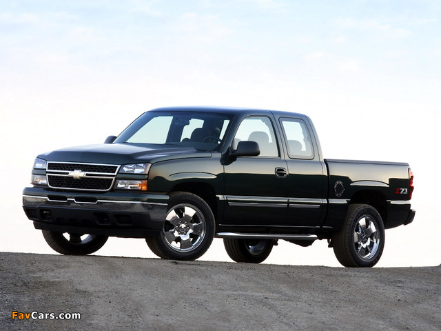 Images of Chevrolet Silverado Z71 Extended Cab 2002–07 (640 x 480)