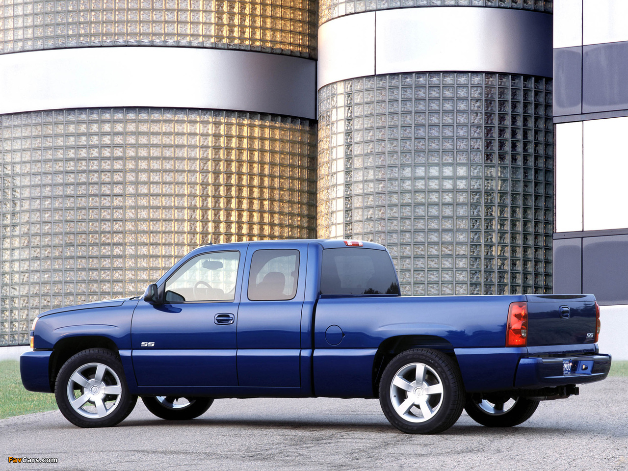Images of Chevrolet Silverado SS Extended Cab 2002–07 (1280 x 960)