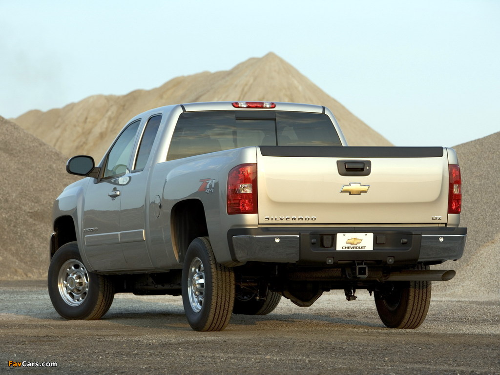 Images of Chevrolet Silverado 2500 HD Z71 Extended Cab 2006–10 (1024 x 768)