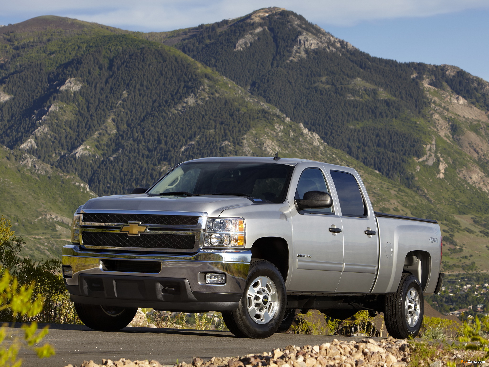 Images of Chevrolet Silverado 2500 HD Crew Cab 2010–13 (2048 x 1536)