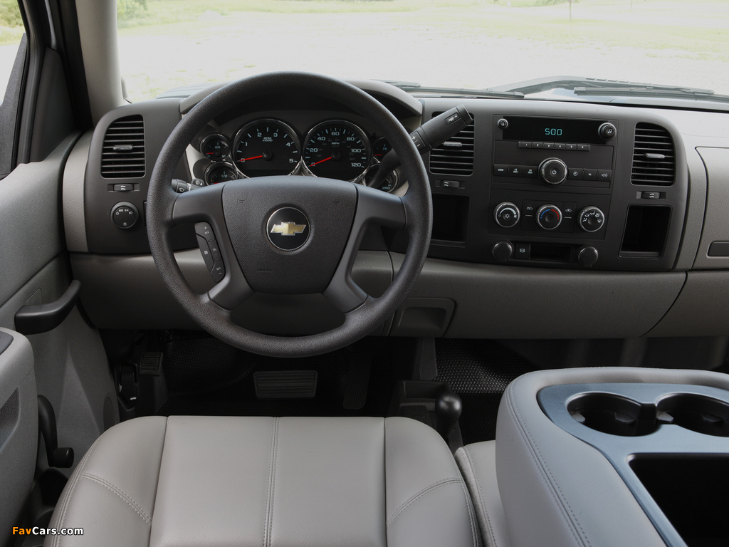 Images of Chevrolet Silverado 3500 HD Crew Cab 2010–13 (1024 x 768)