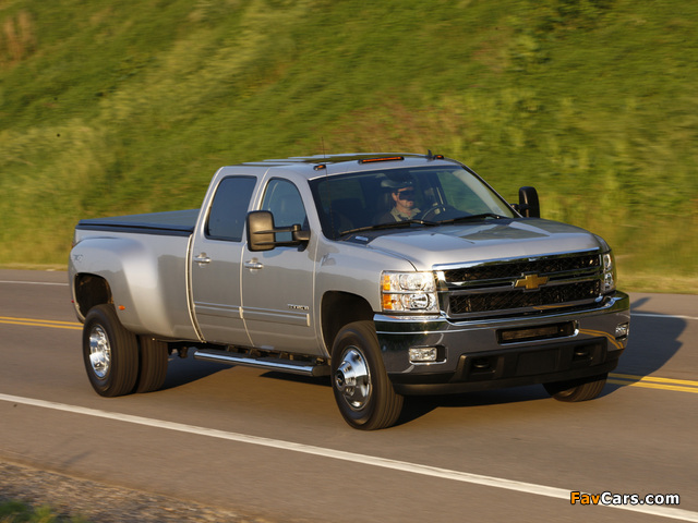 Images of Chevrolet Silverado 3500 HD Crew Cab 2010–13 (640 x 480)