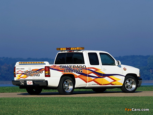 Photos of Chevrolet Silverado Craftsman Pace Truck Concept 2002 (640 x 480)