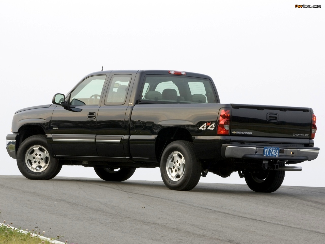 Pictures of Chevrolet Silverado Hybrid Extended Cab 2004–07 (1280 x 960)