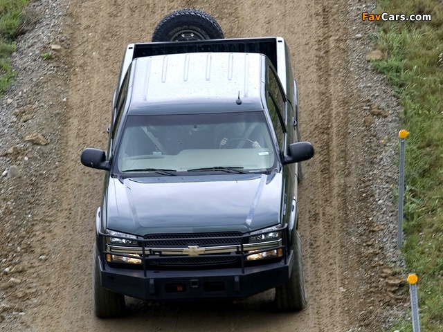 Pictures of Chevrolet Silverado 2500 HD Crew Cab Enhanced Mobility Package 2004–07 (640 x 480)
