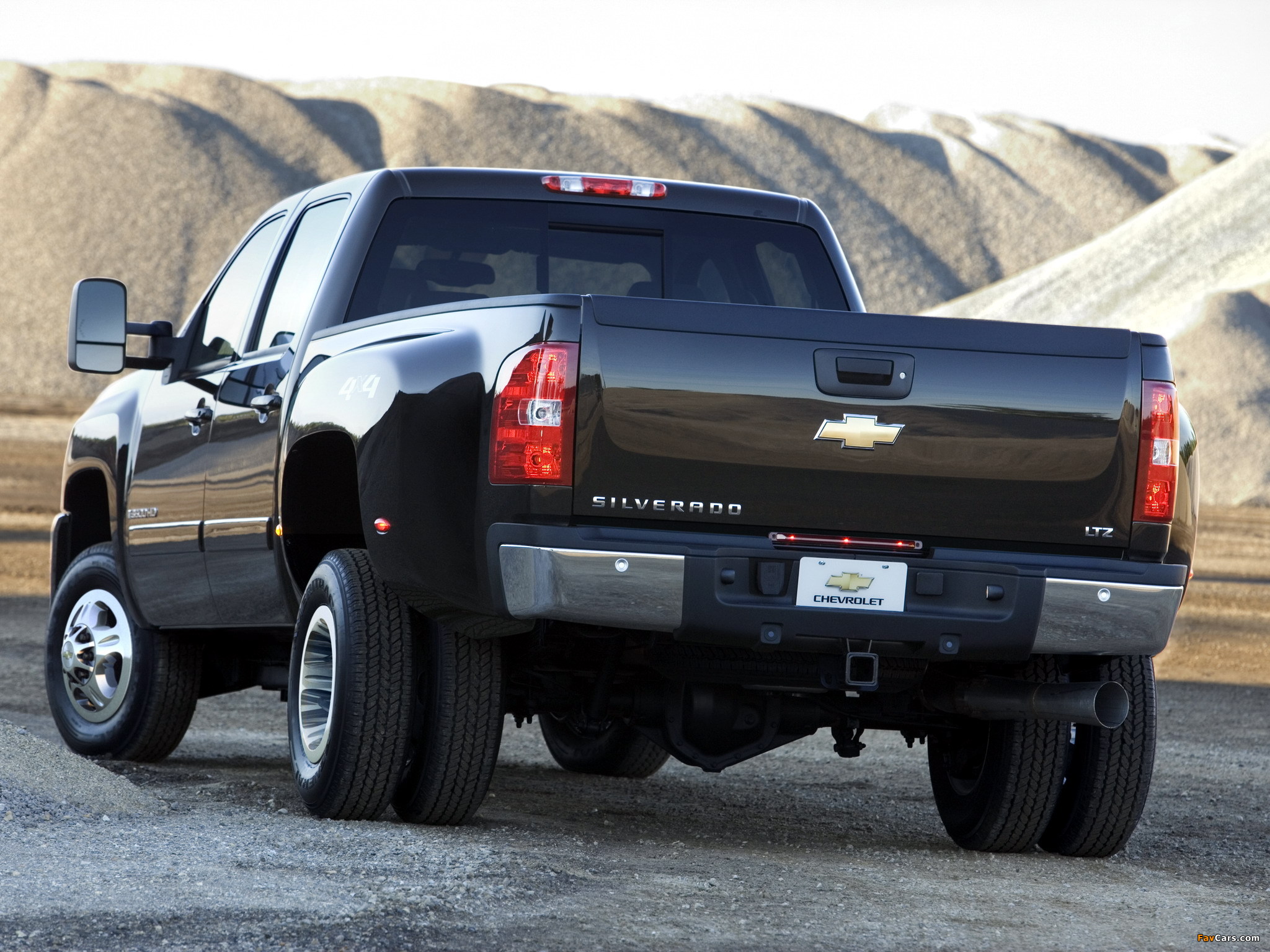 Chevrolet Silverado 3500 HD Crew Cab 2007–10 wallpapers (2048 x 1536)