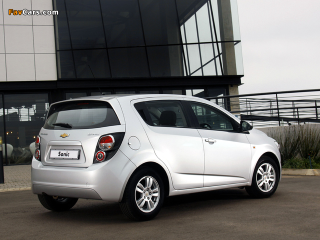 Chevrolet Sonic 5-door ZA-spec 2011 wallpapers (640 x 480)