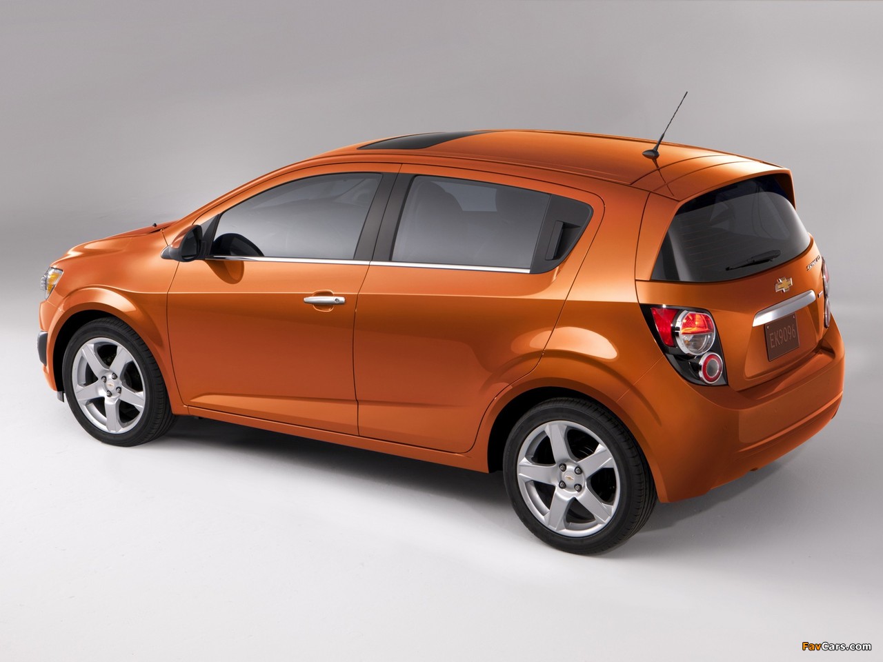 Photos of Chevrolet Sonic 5-door 2011 (1280 x 960)